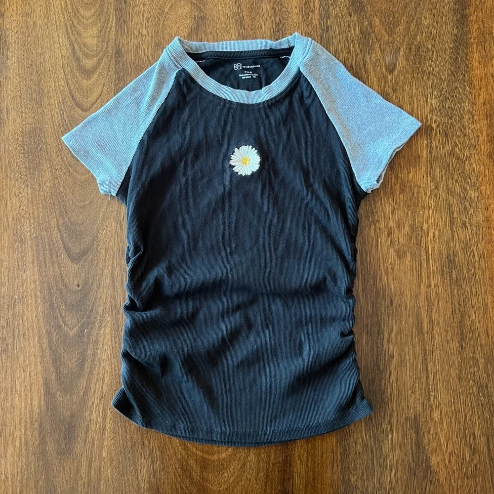 No Boundaries daisy top